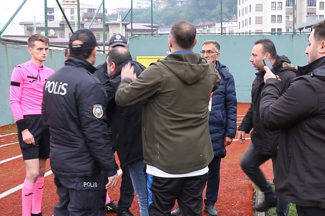 Genç hakemlere çirkin saldırı 7